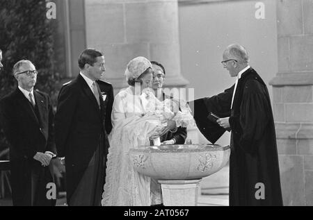 Baptism Willem Alexander in Saint Jacob's Church. Reverend Hangover baptizes Prince Willem Alexander Date: September 2, 1967 Keywords: Baptism, princes Personal name: Reverend Hangover, Willem-Alexander, Prince of Orange Stock Photo