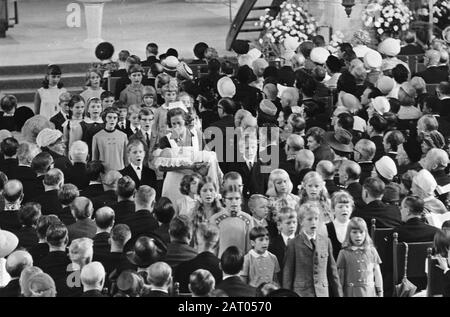 Baptism Willem Alexander in Saint Jacob's Church. After the baptism Sister Swellengrebel bears Prince Alexander from the church Date: September 2, 1967 Keywords: Baptism, churches, princes, sisters Personal name: Willem-Alexander, Prince of Orange Stock Photo