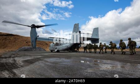 Japan Ground Self-Defense Force Service Members with the 12th Infantry Regiment, 8th Division, Western Army, board an MV-22B Osprey with Marine Medium Tiltrotor Squadron 265 (Reinforced), 1st Marine Aircraft Wing currently assigned to the 31st Marine Expeditionary Unit, while conducting Vertical Assault training during exercise Forest Light Western Army at Camp Takayubaru, Kumamoto, Japan, Jan. 28, 2020. The 31st MEU, the Marine Corps' only continuously forward-deployed MEU, provides a flexible and lethal force ready to perform a wide range of military operations as the premier crisis response Stock Photo