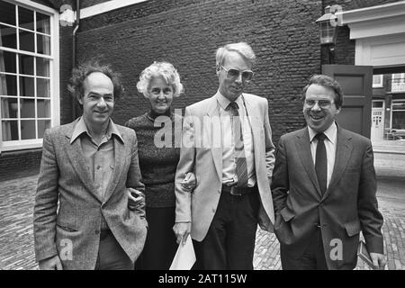 Dutch/American film project [with the aim of a film] which will be shown on Dutch and American TV in April 1982 in connection with the Bicentennial celebration  From left to right George Sluizer ( director), Helen Colijn (protagonist), Henk Suèr (head of information programs NOS), Nico Crama (screenwriter) Date: September 30, 1981 Keywords: actors, employees, directors Personal name: Colijn, Helen, Crama, Nico, Sluizer, George, Suèr, Henk Stock Photo