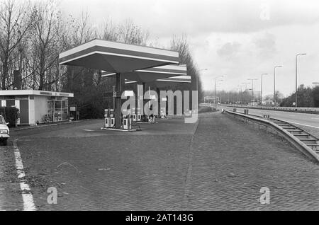 Second carless Sunday in connection with the oil boycott  An abandoned petrol station Date: 11 November 1973 Keywords: car-free, petrol stations, oil boycott Stock Photo