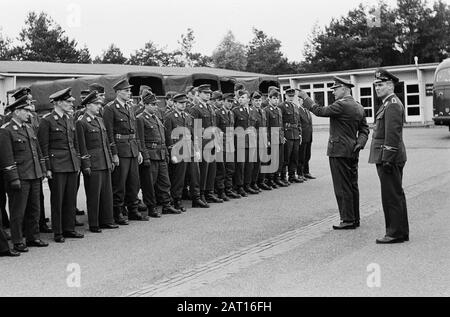 First German soldiers in Budel, Major E. C. Poorter greeted German Hauptman Erich Pohl Date: May 20, 1963 Location: Budel Keywords: MITARIEN Stock Photo