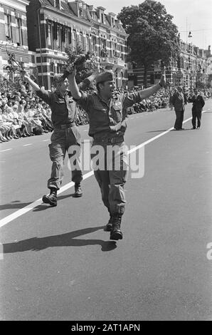 Ende Vierdaagse Nijmegen. Two cheering soldiers arrive Date: July 26, 1963 Location: Nijmegen Keywords: MILITAIREN, FOURDAY Stock Photo