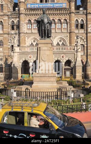 Partial view of BMC (Bombay Municipal Corporation) Bldg., Mumbai, India, with a statue of former politician Sir Pherozeshah Mehta, a Parsi, in front Stock Photo