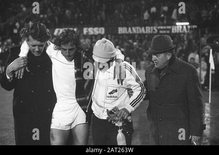 Feyenoord against Ajax 1-5, Neeskens leaves injured the field, right trainer Kovacs Date: April 15, 1972 Keywords: sport, trainers, football Institution name: Feyenoord Stock Photo