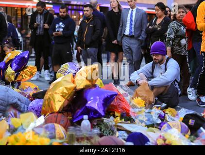 Los Angeles, California, USA. 26th Jan, 2020. Mourners gather near the Staples Center to pay respect to Kobe Bryant, in Los Angeles, California, the United States, on Jan. 29, 2020. Retired NBA star Kobe Bryant was one of nine people killed in a helicopter crash amid a foggy condition in the hills above Calabasas, southern California, on Jan. 26, 2020. Credit: Li Ying/Xinhua/Alamy Live News Stock Photo
