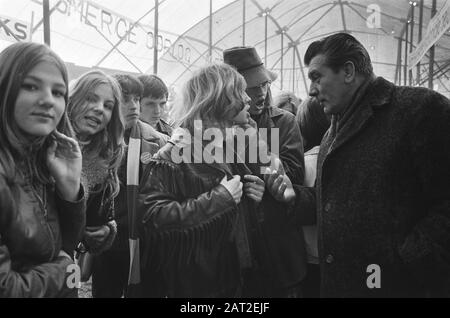 Demonstrative parade in Amsterdam by the Communist Party  Fré Meis in conversation with bystanders Date: March 27, 1971 Location: Amsterdam, Noord-Holland Keywords: demonstrations, politicians Personal name: Meis , Fré Institution name: CPN Stock Photo