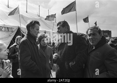 Demonstrative parade in Amsterdam by the Communist Party  Fré Meis in conversation with bystanders Date: March 27, 1971 Location: Amsterdam, Noord-Holland Keywords: demonstrations, politicians, banners Personal name: Meis, Fré Institution name: CPN Stock Photo