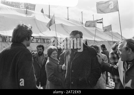 Demonstrative parade in Amsterdam by the Communist Party  Fré Meis with fellow demonstrators Date: March 27, 1971 Location: Amsterdam, Noord-Holland Keywords: demonstrations, politicians, banners Personal name: Meis, Fré Institution name: CPN Stock Photo