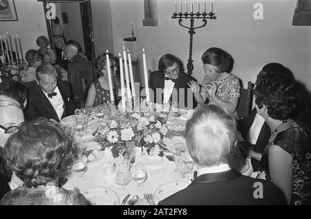 Government dinner for the wedding of Princess Christina and Jorge Guillermo at lock Loevestein  Guests at one of the tables, right Princess Beatrix Date: 21 June 1975 Location: Gelderland, Poederoijen Keywords: princesses Personal Name: Beatrix, princess, Guillermo, Jorge Institution Name: Slot Loevestein Stock Photo