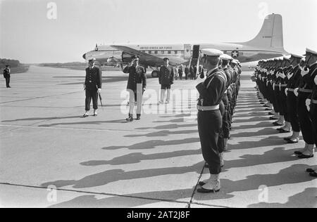 General A. J. Goodpaster, Commander-in-Chief of the Allied Armed Forces in Europe, arrives at Ypenburg: Gen. Goodpaster inspects the honorary guard Date: 8 September 1969 Location: The Hague, Ypenburg, Zuid-Holland Keywords: honorary guards, generals, commanders in chief Stock Photo