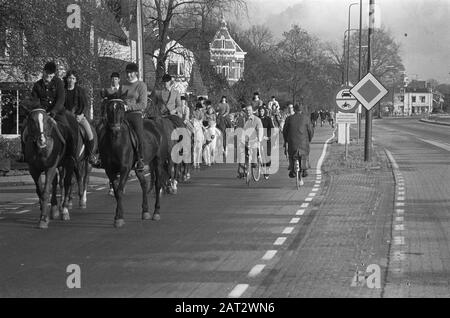 Second carless Sunday in connection with the oil boycott  Group of people on horseback Date: 11 November 1973 Keywords: car-free, oil boycott, horses, riders Stock Photo