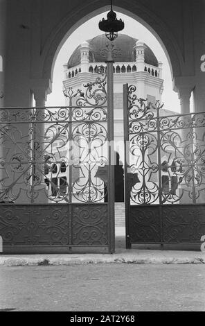Reportage for editing The Dutch soldier in Medan”. Reportage area Belawan  [Grand Mosque of Medan] Date: April 5, 1948 Location: Belawan, Indonesia, Medan, Dutch East Indies, Sumatra Stock Photo