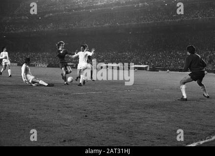 semi-final-europacup-i-ajax-against-real-1-0-gerrie-m-hren-buried