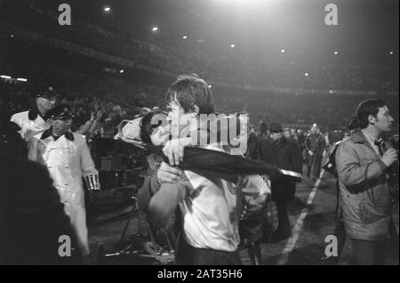 Europacup I, semi-final: Feijenoord versus Legia-Warsaw, 2-0  Henk Wery is embraced by a supporter Date: April 15, 1970 Keywords: police, supporters, football Personal name: Wery, Henk Stock Photo