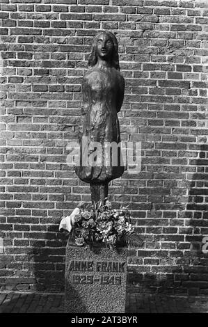 Reveal by mayor Samkalden of the statue of Anne Frank at the Westermarkt in Amsterdam  The statue of Anne Frank at the Westermarkt Annotation: The statue is a design by Mari Andriessen Datate: 14 March 1977 Location: Amsterdam, Noord-Holland Keywords: sculpture, war monuments, statues Personal name: Frank, Anne Stock Photo