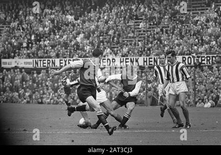 Feyenoord against Radnicki Nis 1-0 UEFA-cup. Jan van Deinsen (l