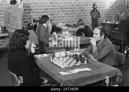 Fourth Round Block Furniture Chess Tournament. Godfried Bomans Date: 14  January 1962 Keywords: chess players Personname: Bomans, Godfried  Institution name: Hoogovenschaaktournooi Stock Photo - Alamy