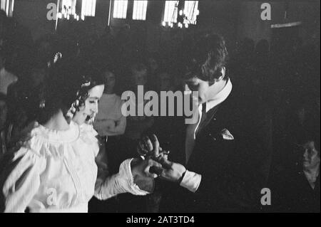 Marriage Rob de Nijs and Elly Hesseling in Bergen op Zoom. Rob de Nijs en Elly Hesseling Date: 30 July 1968 Location: Bergen op Zoom Keywords: marriages, singers Person name: Hesseling Elly, Nijs, Rob de Stock Photo