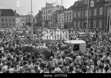 Marriage Rob de Nijs and Elly Hesseling in Bergen op Zoom. Rob de Nijs and Elly Hesseling in carriage between the public Date: 30 July 1968 Location: Bergen op Zoom Keywords: marriages, singers Personal name: Hesseling Elly, Nijs, Rob de Stock Photo