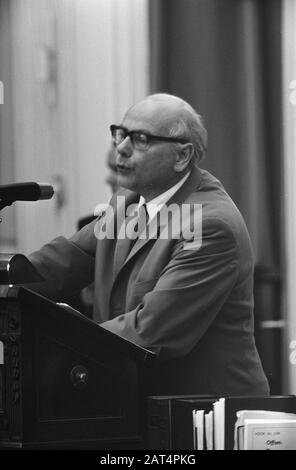 Debates in the House on excesses by the army in the period 1946-1949 in India  Joop den Uyl, chairman of the PvdA Date: 1 July 1969 Location: The Hague, Zuid-Holland Keywords: debates, excessen, group chairmen, parliament, government Personal name: Uyl, Joop den Stock Photo