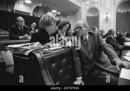 Chamber debate concerning the disappearance of war criminal Menten; Mrs Kappeyne van de Capello in conversation with Joop Wolf (r) Date: November 18, 1976 Keywords: Debates, CONTATIONS, war criminals Personal name: Joop Wolf Stock Photo