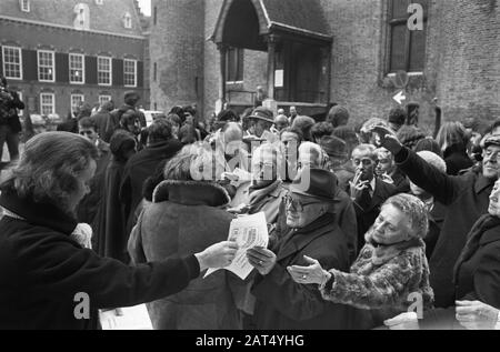 Chamber debate concerning the disappearance of war criminal Ments; pamphlets are distributed outside to waiting in front of the public gallery Date: November 18, 1976 Keywords: Debates, PAMFLETEN, war criminals, stands Stock Photo