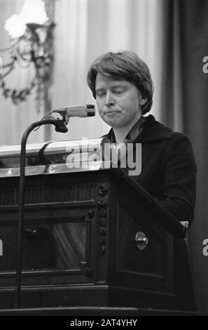 Chamber debate concerning the disappearance of war criminal Menten; Mrs Kappeyne van de Capello (VVD), headlines Date: November 18, 1976 Keywords: Debates, war criminals Stock Photo