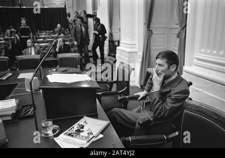 Chamber debate concerning the disappearance of war criminal Menten; Minister Van Agt sitting Date: November 18, 1976 Keywords: Debates, war criminals Personal name: Agt, Dries van Stock Photo