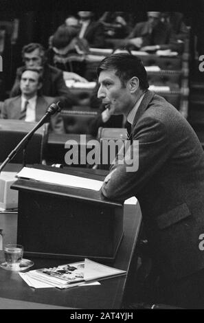Chamber debate concerning the disappearance of war criminal Menten; Van Agt speaking, next to him Weekblad Accent Date: November 18, 1976 Keywords: Debates, war criminals Personal name: Agt, Dries from Stock Photo