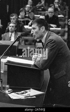 Chamber debate concerning the disappearance of war criminal Menten; Van Agt to the word Date: November 18, 1976 Keywords: Debates, war criminals Stock Photo