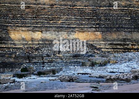 Limestone rock strata in cliffs at Dunraven Bay, near Southerndown, South Glamorgan, Wales, UK Stock Photo