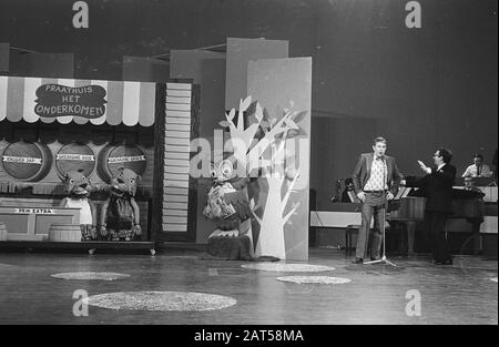 Willem Duys reaches Edisons in TV program For the fist away, Ger Smit (left) and Frans van Dusschoten got Edison for Fabeltjeskrant Date: February 26, 1971 Keywords: awards awards awards Personal name: Dusschoten, French van, Smits, Ger Institution name: Edison Stock Photo