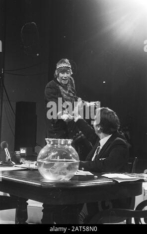 Willem Duys reaches Edisons in TV program For the fist away, Paul van Vliet as' Bram of the Commune'at Duys Date: 26 February 1971 Keywords: cabareteers, awards personname : Vliet, Paul van Stock Photo