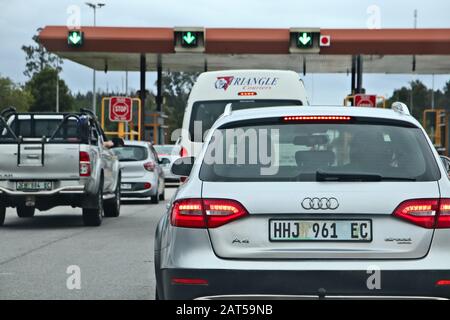 PLETTENBERG BAY, SOUTH AFRICA - Jan 03, 2019: Cars passing through the Tsitsikamma toll gate on the N2 national road. Stock Photo