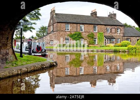 Snake Bridge over the junction of the Macclesfield Canal and the Peak Forest Canal, UK Stock Photo