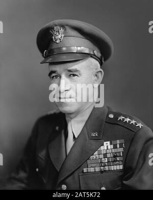 General Omar Bradley, Head and Shoulders Portrait, Harris & Ewing, 1945 Stock Photo