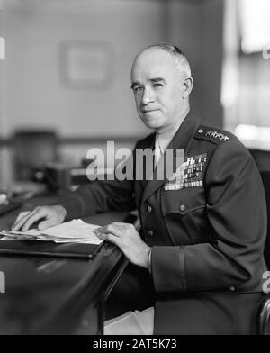 General Omar Bradley, Half-Length Portrait, Harris & Ewing, 1945 Stock Photo