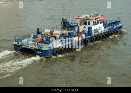 The new Thames Water Clearwater 2 makes its way downstream from Tower Bridge, River Thames, London, GB. Stock Photo