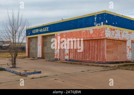 Abandoned Kerr-McGee Service Station along Historic Route 66 in Tucumcari, New Mexico, USA [No property release; available for editorial licensing onl Stock Photo