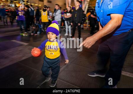 Los Angeles, United States. 29th Jan, 2020. A child seen with basketball as fans gather outside the Staples Center to pay their respects to Kobe Bryant who died in a helicopter crash along with his daughter Gianna and 7 other people. Credit: SOPA Images Limited/Alamy Live News Stock Photo