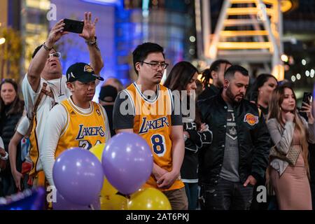 Los Angeles, United States. 29th Jan, 2020. Fans gather to mourn the death of NBA star Kobe Bryant outside Staples Center in Los Angeles.Kobe and his daughter Gianna were among the nine people who died in a helicopter crash. Credit: SOPA Images Limited/Alamy Live News Stock Photo