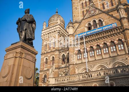 Partial view of BMC (Brihanmumbai Municipal Corporation) Bldg., Mumbai, India, a statue of former politician Sir Pherozeshah Mehta, a Parsi, in front Stock Photo