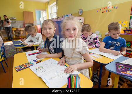 Belarus, the city of Gomel, April 25, 2019. Open day in kindergarten.Children in a drawing lesson in kindergarten. Preschoolers with pencils and color Stock Photo