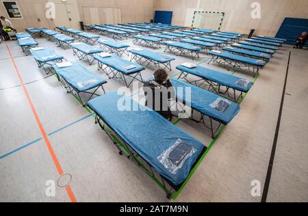 Frankfurt, Germany. 31st Jan, 2020. Dozens of camp beds are ready in a gymnasium on the grounds of Frankfurt Airport for the arrival of around 90 people from the Chinese area around Wuhan, which is particularly affected by the corona virus. The people - including children - are expected in Frankfurt on Saturday and, after an initial examination, are to be taken to Germersheim in Rhineland-Palatinate, where they are to remain in quarantine for another two weeks. Photo: Boris Roessler/dpa Credit: dpa picture alliance/Alamy Live News Stock Photo