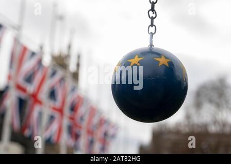 London, UK. 31 January 2020. A Pro-Brexiter holds a blue ball, painted with European Union stars, and chain at Parliament Square on Brexit day Stock Photo