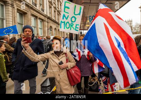 London, UK. 31st Jan, 2020. Remain and leave supporters gather in Westminster on the day Britain officially leaves the EU. Credit: Guy Bell/Alamy Live News Stock Photo