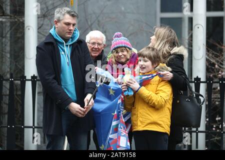 Brussels, Belgium. 31st Jan, 2020. Staff members replace ...