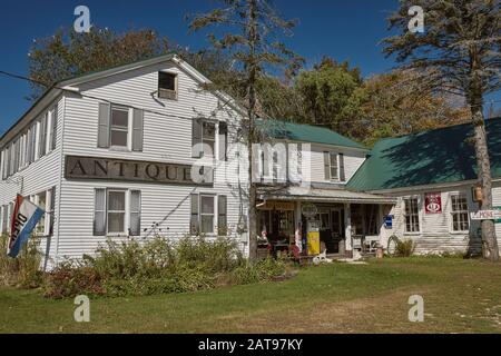 Bethel, Maine - September 28th, 2019:  Exterior of Steam Mill Antiques historic farmhouse in the White Mountains of Maine. Stock Photo