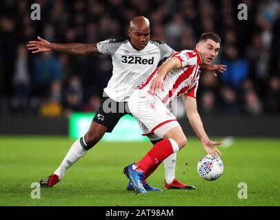 Derby County's Andre Wisdom (left) and Stoke City's Sam Vokes battle for the ball during the Sky Bet Championship match at Pride Park, Derby. Stock Photo